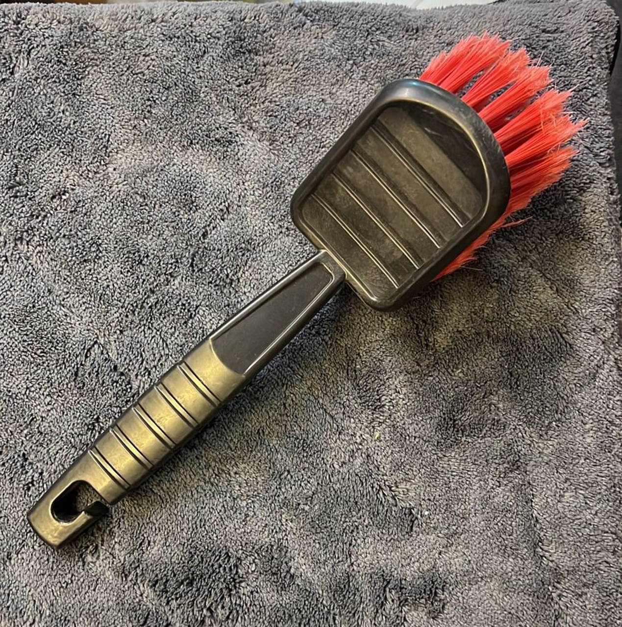 Picture of Car Tyre Brush Red